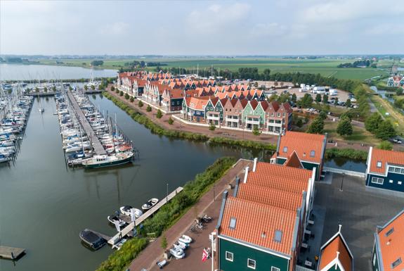 Luchtfoto van het park en de jachthaven | Marinapark Volendam