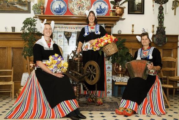 Foto In Volendamse Klederdracht Oerhollands Genieten Nabij Marinapark Volendam