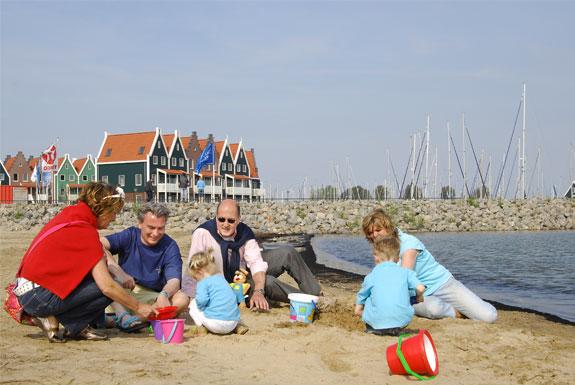 Strandje naast het park | Marinapark Volendam